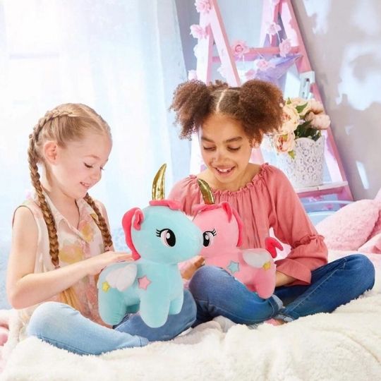 Peluche licorne fille contente