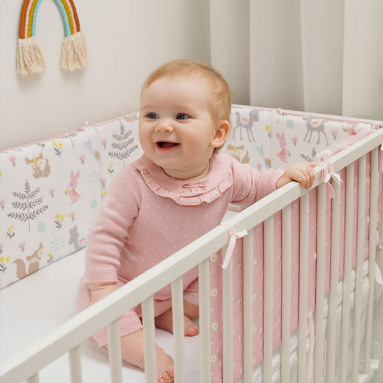 Tour de lit bebe heureux