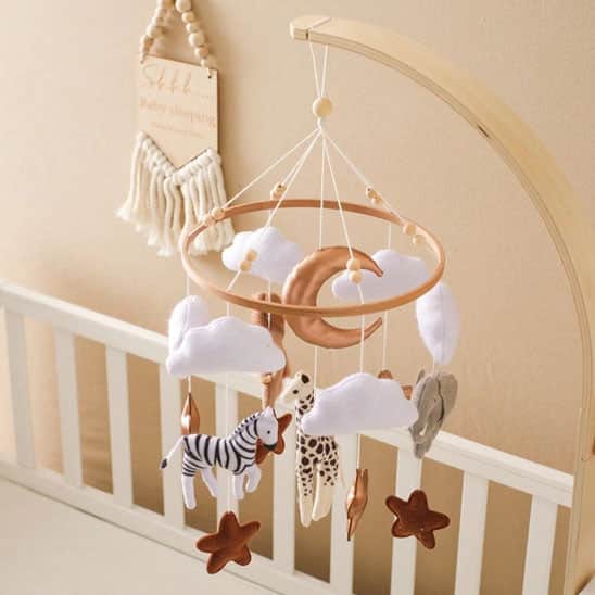 mobile bebe suspendu