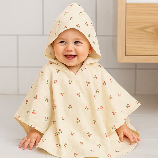 Cape de bain bébé cerise fond crème